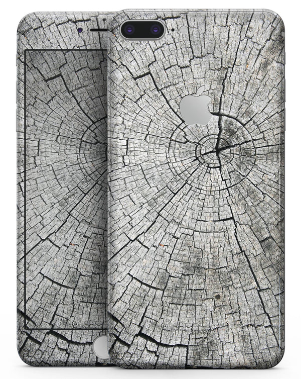 Aged Cracked Tree Stump Core - Skin-kit for the iPhone 8 or 8 Plus